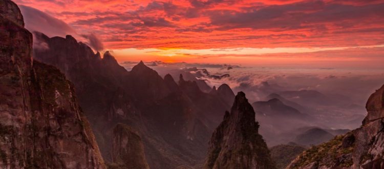 paisagem de montanhas para viajar em novembro